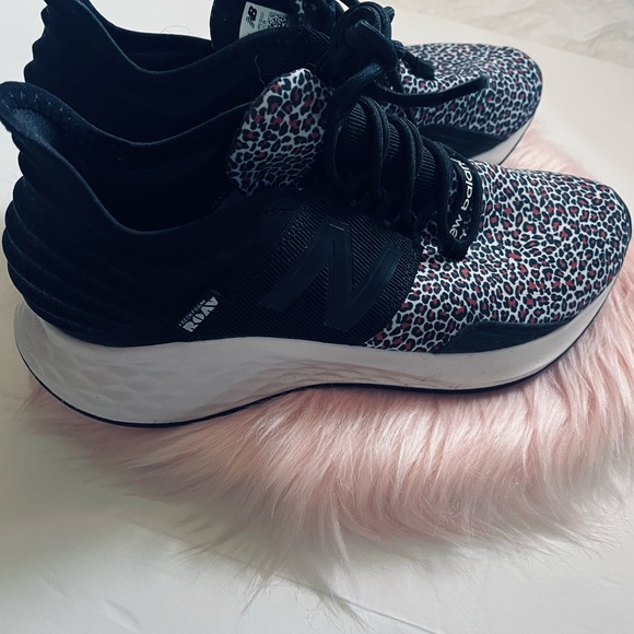 New Balance Sneakers-Size 8 - Picture 6 of 6